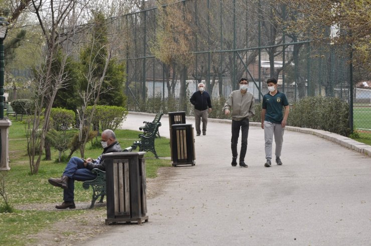 Kısıtlama yokmuş gibi parklarda kalabalık gruplar oluşturdular