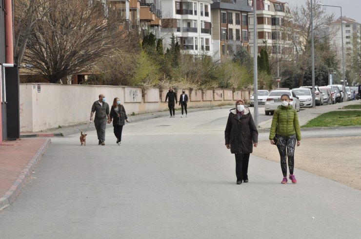 Kısıtlama yokmuş gibi parklarda kalabalık gruplar oluşturdular