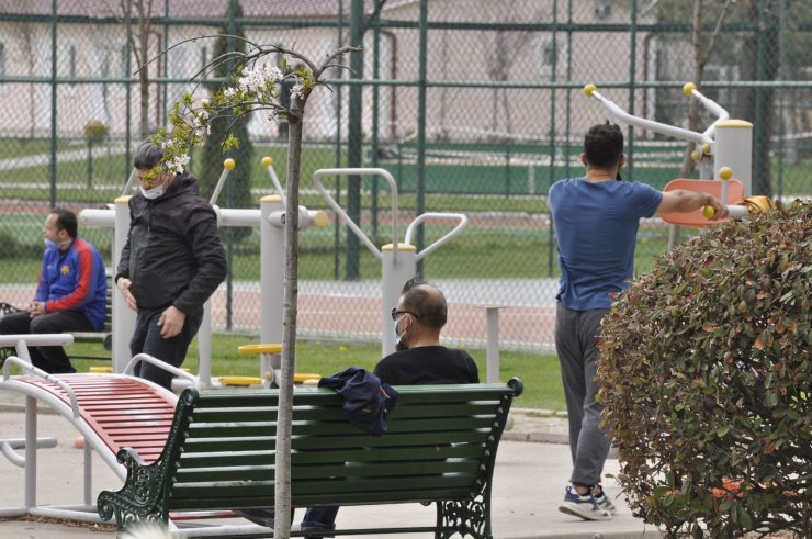 Kısıtlama yokmuş gibi parklarda kalabalık gruplar oluşturdular