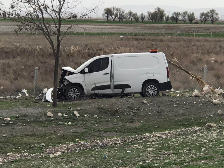 Kontrolden çıkan hafif ticari araç ağaca çarptı:1 yaralı