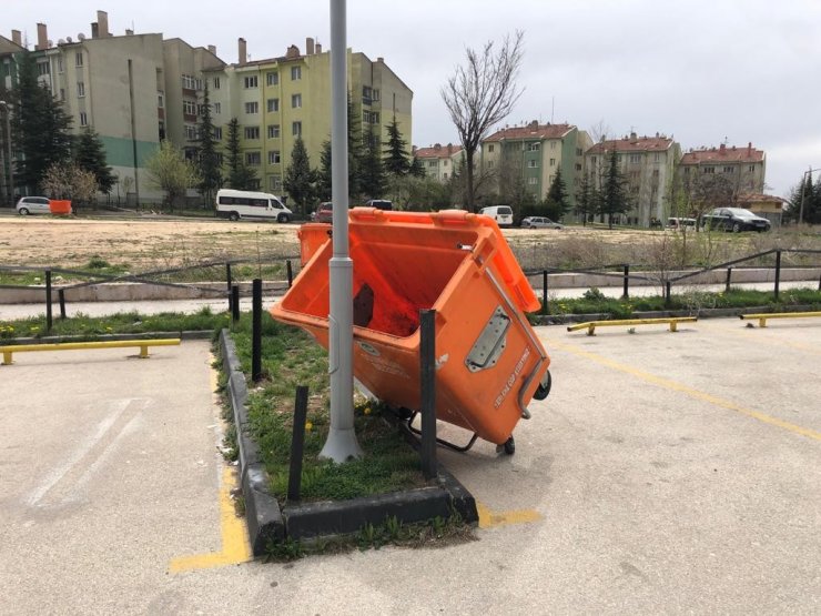 Konteynırları deviren şiddetli rüzgar vatandaşlara zor anlar yaşattı