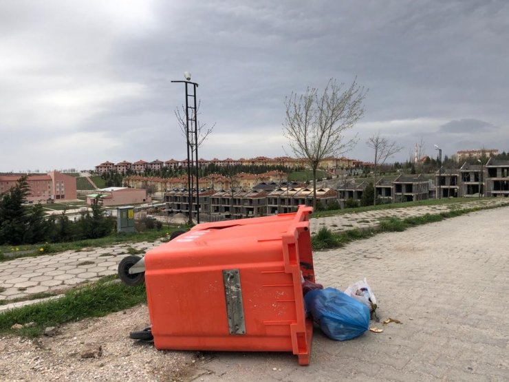 Konteynırları deviren şiddetli rüzgar vatandaşlara zor anlar yaşattı