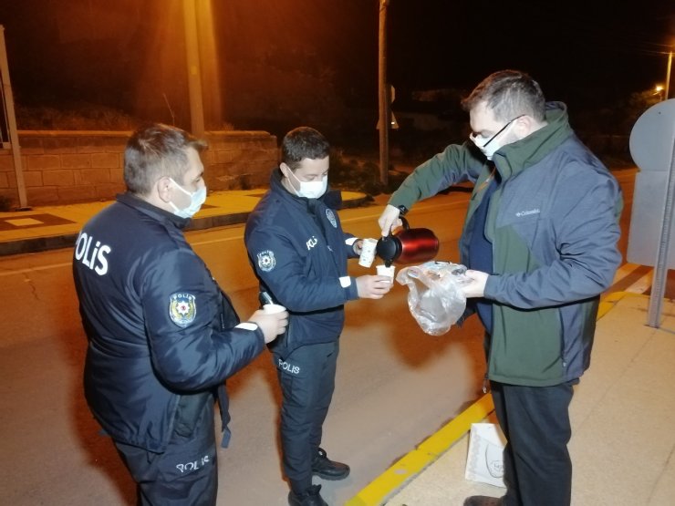 Doktordan uygulama yapan polislere çay ve kek ikramı