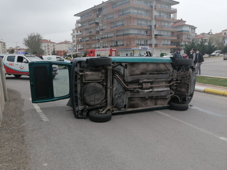 Hafif ticari araç ile otomobil çarpıştı: 2 yaralı