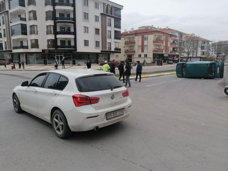 Hafif ticari araç ile otomobil çarpıştı: 2 yaralı