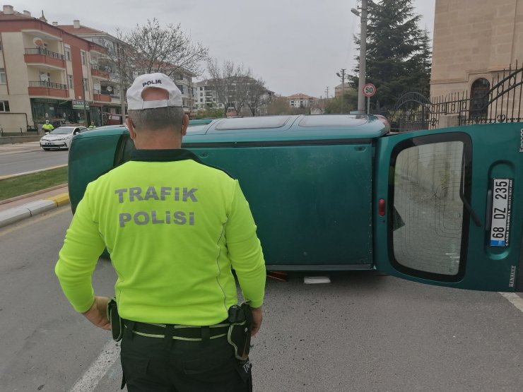 Hafif ticari araç ile otomobil çarpıştı: 2 yaralı