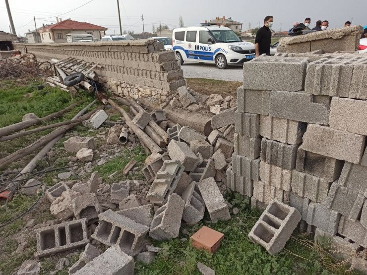 Şarampole düşüp 300 metre giden otomobil bahçe duvarından içeri girdi