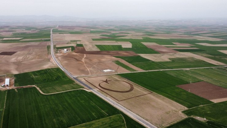 Kırşehir’de çiftçi tarlasına römorku ile Türk bayrağı çizdi