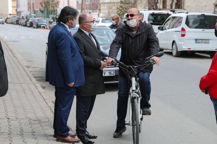 Mahalle mahalle geziyor, halkın sorun ve taleplerini dinliyor