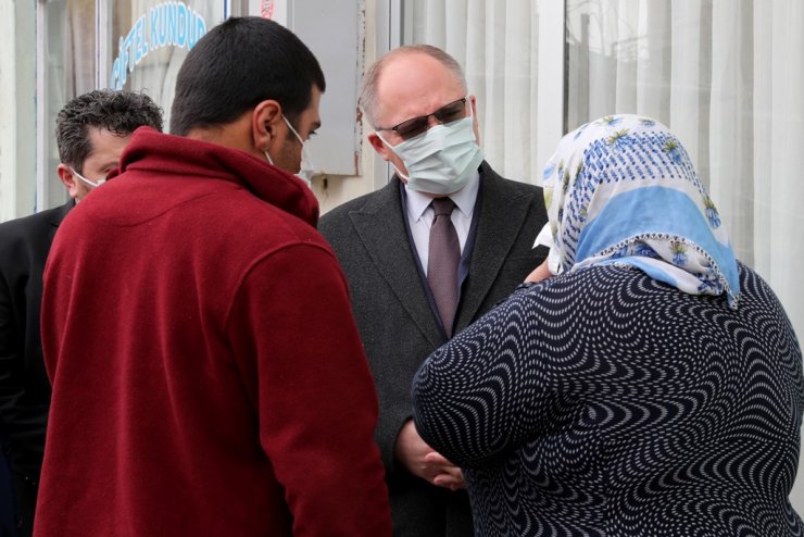 Mahalle mahalle geziyor, halkın sorun ve taleplerini dinliyor