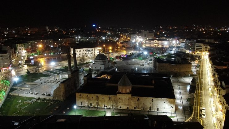 Covid-19 engeline takılan 5 asırlık gelenek minarelerden sürdürülüyor