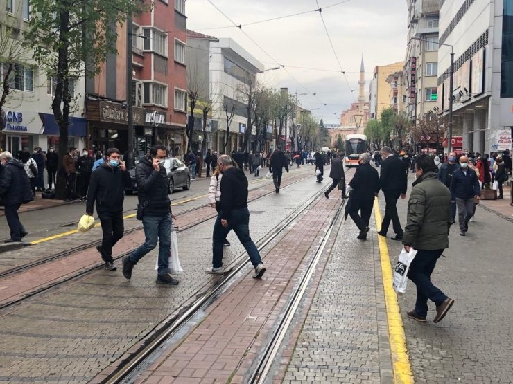 Yağışlı hava bile çarşı gezintilerine engel olamadı