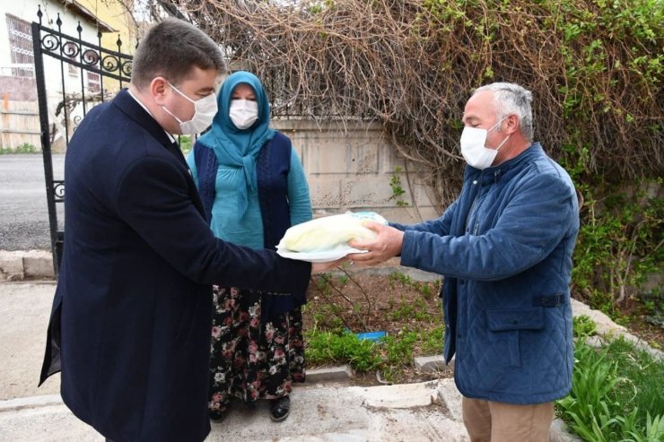 Başkan Dinçer ve ekibi kapı kapı gezip pide dağıtıyor