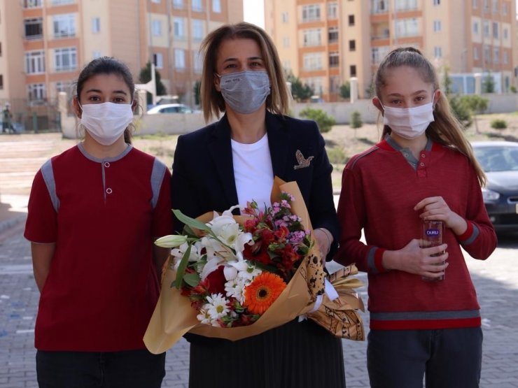 Vali Becel, anaokulu ve 8.sınıf öğrencilerini ziyaret etti