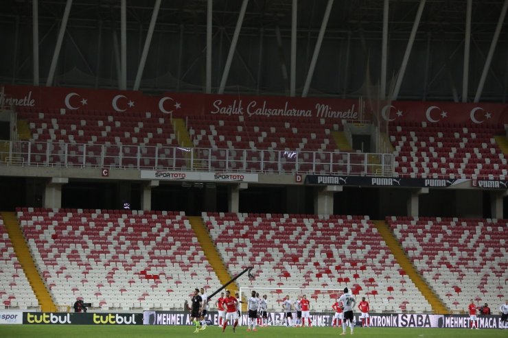 Sivasspor - Beşiktaş maçında ışıklar söndü, maç durdu