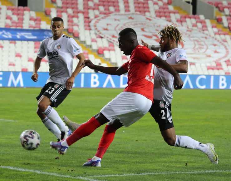 Süper Lig: D.G. Sivasspor: 0 - Beşiktaş: 0 (İlk yarı)