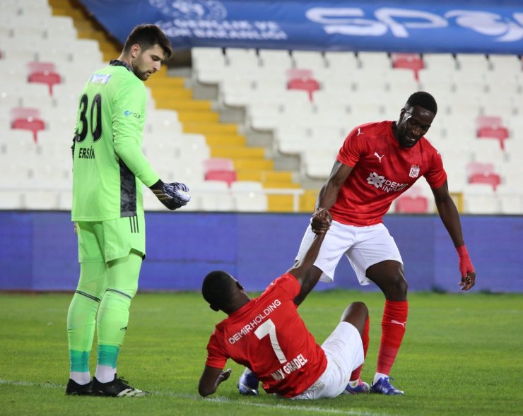 Süper Lig: D.G. Sivasspor: 0 - Beşiktaş: 0 (İlk yarı)