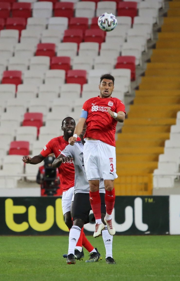 Süper Lig: D.G. Sivasspor: 0 - Beşiktaş: 0 (İlk yarı)