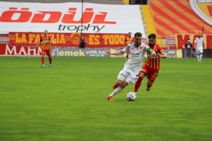 Süper Lig: Hes Kablo Kayserispor: 1 - Gençlerbirliği: 0 (İlk yarı)