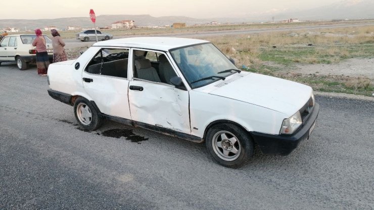 Kurye motosikleti ile otomobil çarpıştı: 2 yaralı