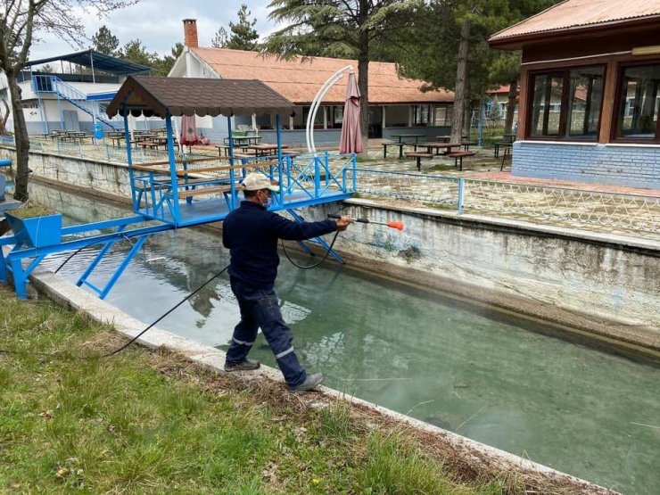 İnönü Belediyesi larva ilaçlama çalışmalarını sürdürüyor