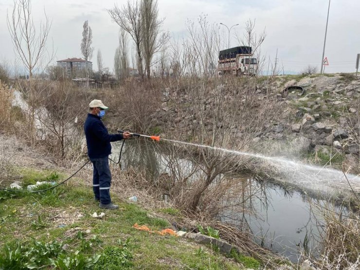 İnönü Belediyesi larva ilaçlama çalışmalarını sürdürüyor