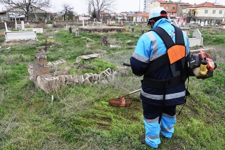 Kocasinan’daki mezarlıklarda hummalı çalışma