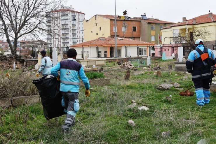 Kocasinan’daki mezarlıklarda hummalı çalışma