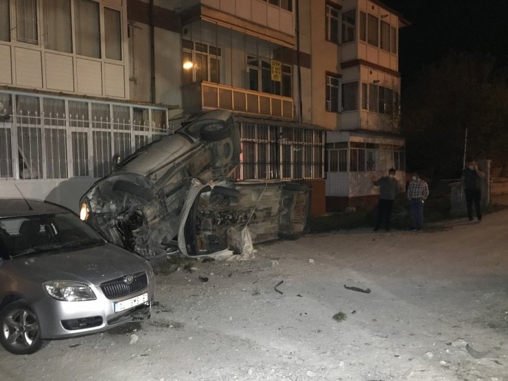 Alkollü sürücü önce 2 araca ardından apartmana çarptı, gülerek aracından eşyalarını istedi