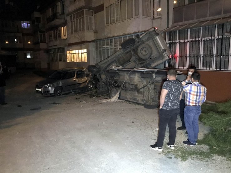 Alkollü sürücü önce 2 araca ardından apartmana çarptı, gülerek aracından eşyalarını istedi