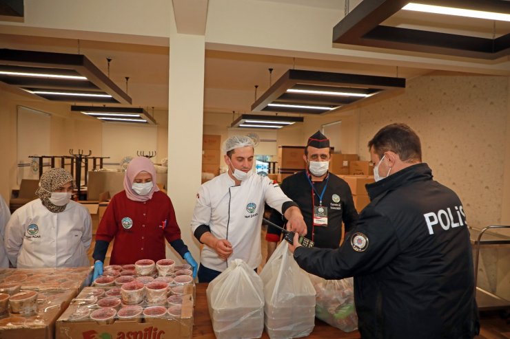 Görev başındaki polislerin iftar yemeği Talas Belediyesi’nden