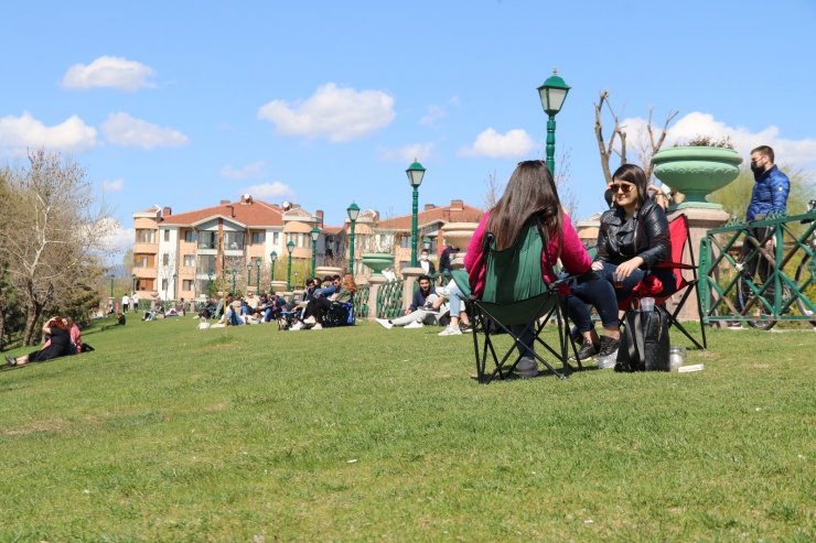 Güneşli havayı gören su kenarı ve parklara koştu