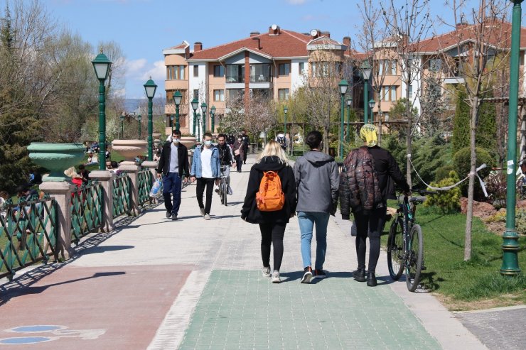 Güneşli havayı gören su kenarı ve parklara koştu