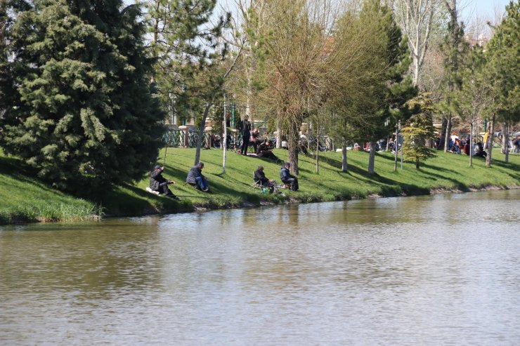 Güneşli havayı gören su kenarı ve parklara koştu