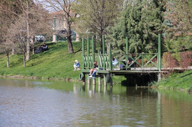 Güneşli havayı gören su kenarı ve parklara koştu