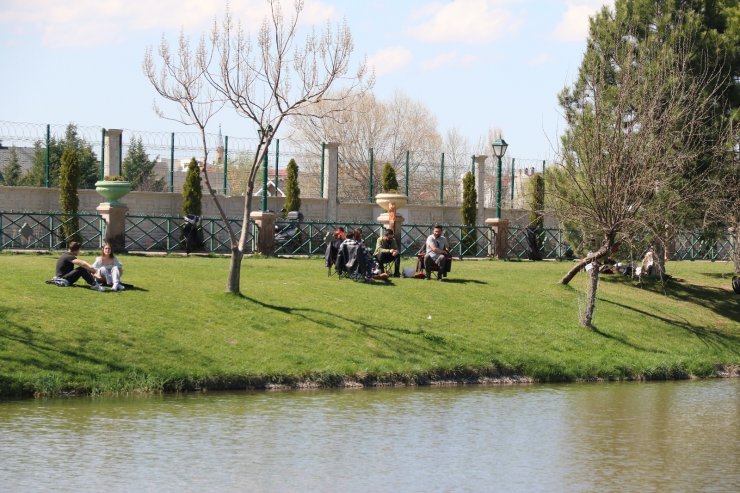 Güneşli havayı gören su kenarı ve parklara koştu