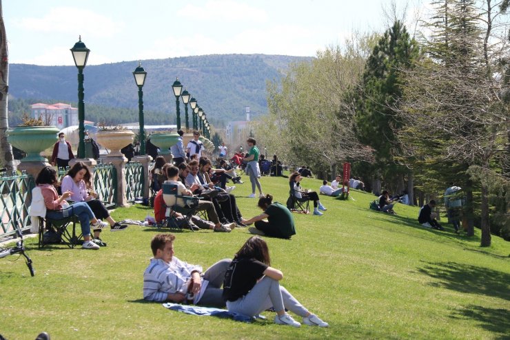 Güneşli havayı gören su kenarı ve parklara koştu