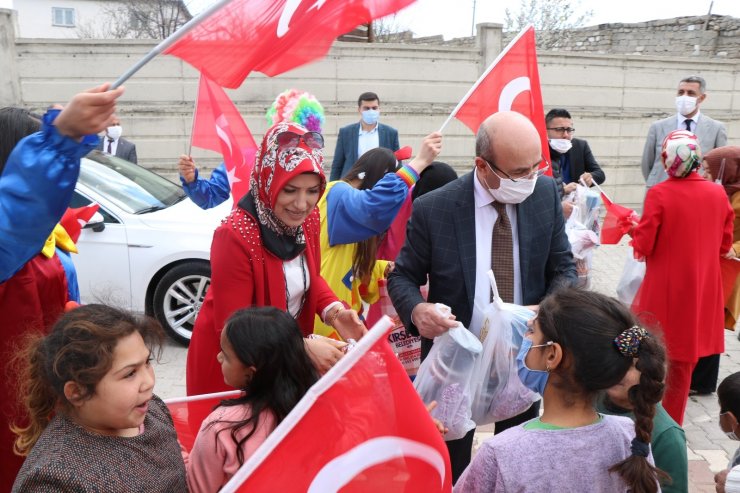 Belediye başkanı mahalle mahalle gezip çocuklarla 23 Nisan kutladı