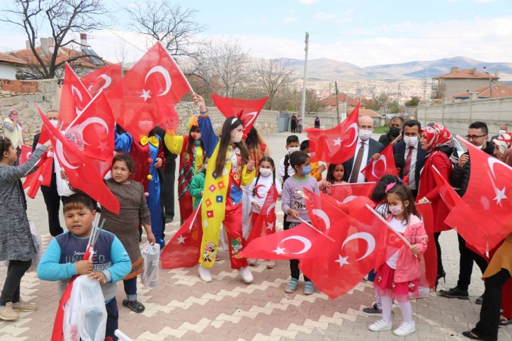 Belediye başkanı mahalle mahalle gezip çocuklarla 23 Nisan kutladı