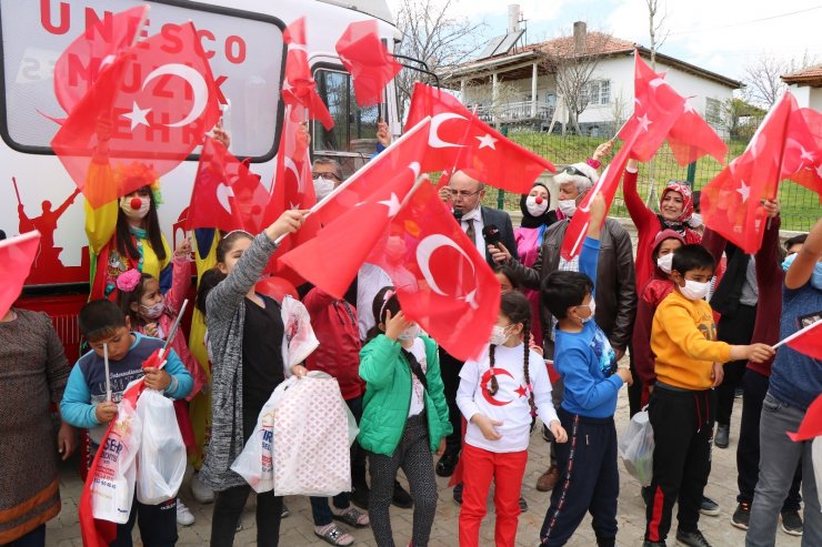 Belediye başkanı mahalle mahalle gezip çocuklarla 23 Nisan kutladı