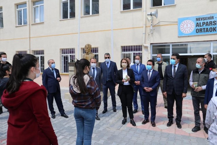 Vali Becel, “Tohumdan ağaca projesi kapsamında öğrencilere tohum dağıttı”