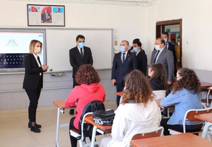 Vali Becel, “Tohumdan ağaca projesi kapsamında öğrencilere tohum dağıttı”