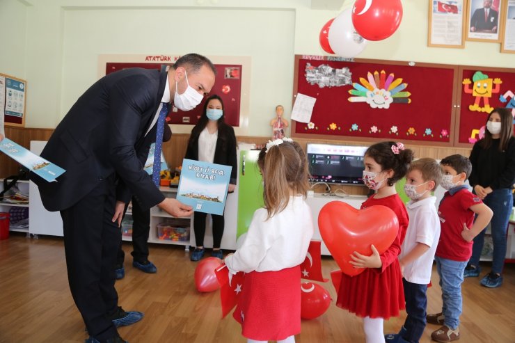 Niğde Belediyesi öğrencilere boya kitabı dağıttı