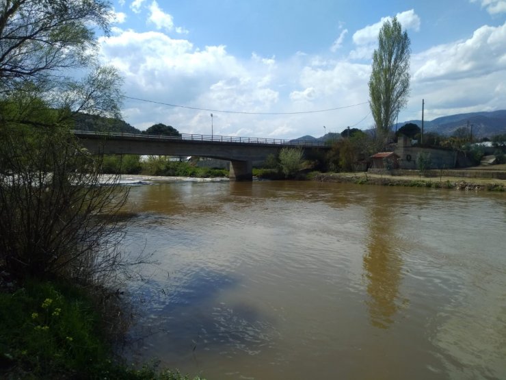 Yağışların etkisiyle Sakarya Nehri kahverengine boyandı