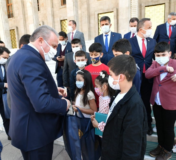 TBMM Başkanı Şentop 23 Nisan münasebetiyle Bağcılar Belediyesi’nin etkinliğine katılan çocukları kabul etti