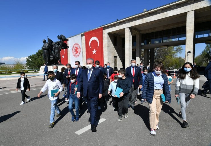 TBMM Başkanı Şentop 23 Nisan münasebetiyle Bağcılar Belediyesi’nin etkinliğine katılan çocukları kabul etti