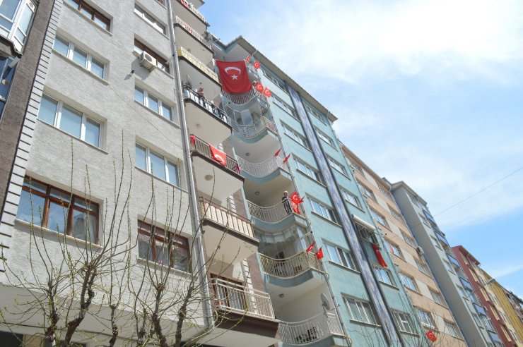 Eskişehirliler balkon ve pencerelerini bayraklarla donattı