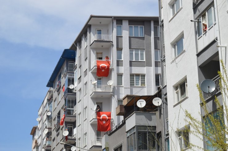 Eskişehirliler balkon ve pencerelerini bayraklarla donattı