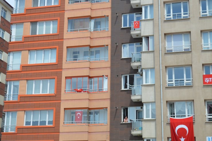 Eskişehirliler balkon ve pencerelerini bayraklarla donattı