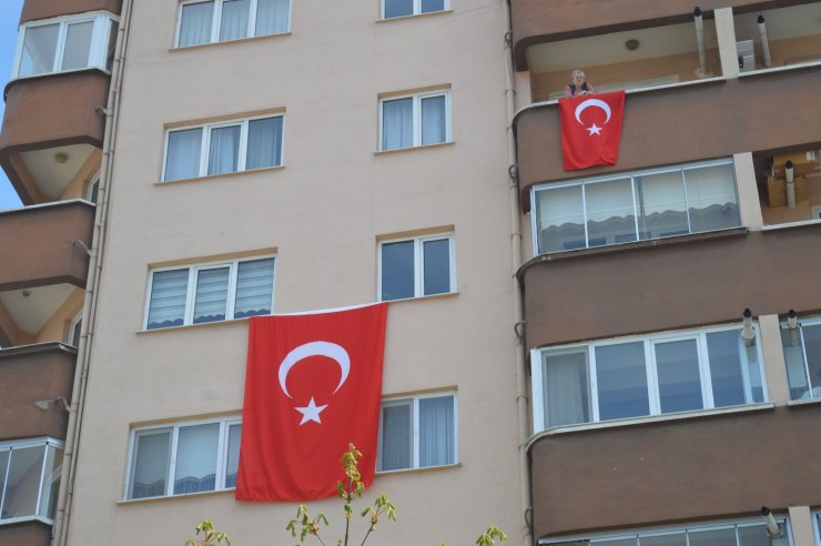 Eskişehirliler balkon ve pencerelerini bayraklarla donattı